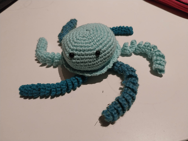 Doudou Méduse au Crochet – Un compagnon tout doux pour bébé